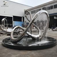 Fontaine sculpturale en acier inoxydable poli miroir, ruban d'eau abstrait pour la décoration extérieure des places publiques, des hôtels et des jardins
