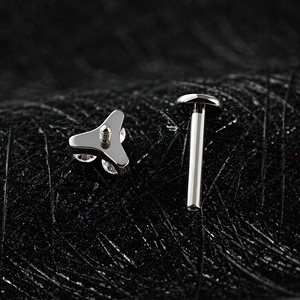 Piercing d'oreille en titane ASTM F136 16G à filetage interne, motif fleur, triple CZ, pour cartilage, hélix, tragus, conque, lobe d'oreille, lèvre - Product Image 4