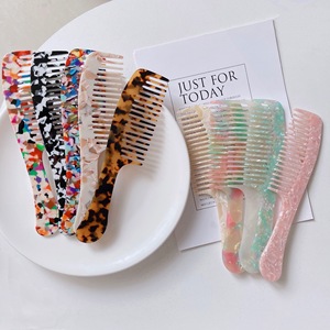 Ins <span class=keywords><strong>brosse</strong></span> à cheveux démêlante multicolore à dents larges en acétate de marbre peigne de coiffure à long manche peigne à cheveux antistatique cadeau pour <span class=keywords><strong>elle</strong></span> - Product Image 1