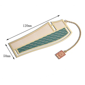 Marque de logo, design unique, forme de peigne, marque-pages en métal gaufré avec chaîne, cadeau souvenir - Product Image 3