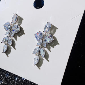 Pendientes de Cristal Blanco Dorado con Corte Marquesa en Forma de Flor, Engaste de Garra, Joyería de Moda Romántica para Fiesta para Mujer - Product Image 1