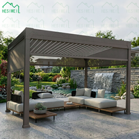 Pergola moderne motorisée à lames orientables en aluminium, design écologique et imperméable, taille personnalisable pour usage extérieur dans la cour.