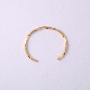 Bracelet en acier inoxydable plaqué or 18 carats sans ternissure avec design torsadé ouvert Viking pour femmes et hommes - Product Image 3