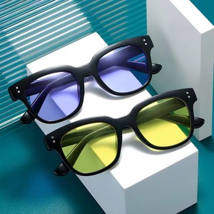 Lunettes de soleil carrées rétro unisexes, monture noire en PC, protection UV375, classe 2, lunettes de soleil tendance de style coréen - Product Image 2