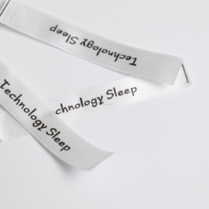 Etiqueta de tela satinada impresa personalizada con información de tamaño e instrucciones de lavado para uso formal - Product Image 6