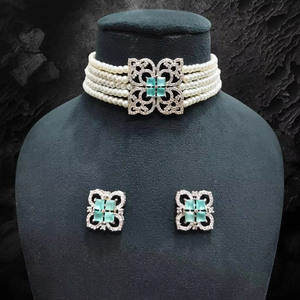 Conjunto de colgante de collar de latón AD de tendencia india con cadena de hilo de perlas estilo etéreo para boda y fiesta de mujer - Product Image 1