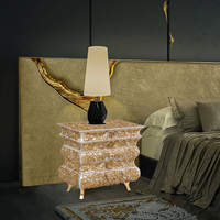Chevets de chambre à coucher modernes de luxe faits à la main avec 7 tiroirs, finition feuille d'or, structure métallique sculptée, vernis brillant