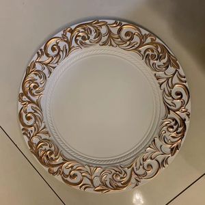 Assiettes de chargeur réutilisables baroques en plastique blanc noir vintage de luxe de 13 ''avec bord doré floral pour la décoration de mariage de fête d'événement - Product Image 3
