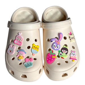 Chaussures pour enfants accessoires de jardin pièces de bricolage dessin animé plastique PVC caoutchouc souple chaussure fleur boucle - Product Image 2