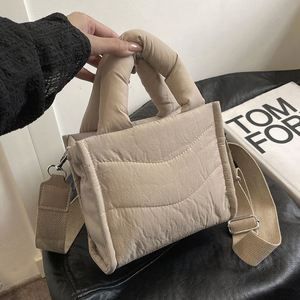 Nouveau design tendance : Sac à main matelassé pour femme, sac bandoulière léger en nylon doux et moelleux pour filles - Product Image 3