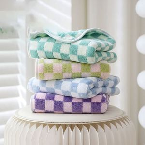 Serviette de Visage Adulte Unie en Tissu Corail Doux, Épaisse, Absorbante, Écologique, Séchage Rapide, à Suspendre – Vente en Gros 2026 - Product Image 3