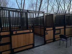 Vendre une luxueuse écurie classique préfabriquée de style européen de 14 pieds Porte d'entrée coulissante stable populaire personnalisée - Product Image 4