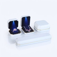 Boîte d'emballage personnalisée pour bijoux LED, finition peinte au pistolet, présentoir de luxe pour bagues et colliers, OEM/ODM disponible, Saint-Valentin