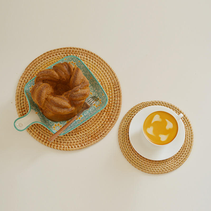 Assiettes à fleurs en rotin écologique faites à la main en osier naturel rond pour une utilisation sur table à la maison fabriquées au Vietnam - Product Image 1