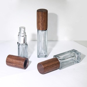 Mini flacon <span class=keywords><strong>de</strong></span> <span class=keywords><strong>parfum</strong></span> en verre carré gris <span class=keywords><strong>de</strong></span> <span class=keywords><strong>luxe</strong></span> <span class=keywords><strong>de</strong></span> 3ml avec <span class=keywords><strong>logo</strong></span> personnalisé petit flacon pulvérisateur vide rechargeable au format <span class=keywords><strong>de</strong></span> poche - Product Image 3