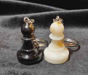 Porte-clés en résine avec un design artistique audacieux, finition lisse, accessoire durable créé pour un style unique et une commodité quotidienne - Product Image 4