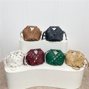 Sac seau bandoulière haut de gamme pour femme, nouveau style transfrontalier, en tissu tressé avec fermeture à cordon en polyester Tanjing - Product Image 2