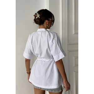 เสื้อเชิ้ตผ้าป๊อปลินผู้หญิงสีขาว แต่งระบายช่วงเอว - Product Image 1