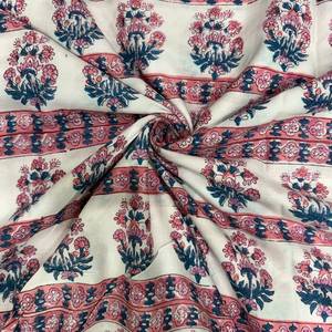 Tissu imprimé en coton blanc cassé de qualité supérieure, orné de motifs floraux répétés roses et bleus avec des détails botaniques complexes - Product Image 1