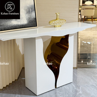 Table console de luxe blanche ultra-brillante, incurvée irrégulièrement, avec accents en acier inoxydable doré, pour entrée, hall ou couloir de villa