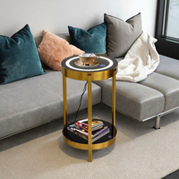 Nordisches Modernes Sofa mit Seitlichen Metallstreifen Couchtisch Stehlampe Wohnzimmer Kabellose Ladestation