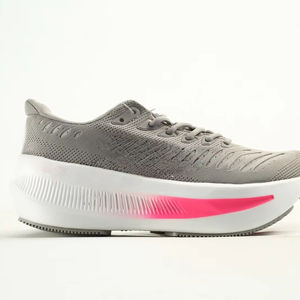 Zapatillas de correr de malla transpirable, a la moda, hechas a medida, con cordones y suelas de goma de alta calidad para usar en primavera. - Product Image 1