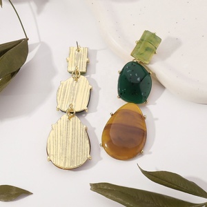 Pendientes Colgantes de Resina Creativos para Mujer, Estilo Europeo Americano, Geométricos Exagerados, Bloques de Color Irregulares, a la Moda - Product Image 3