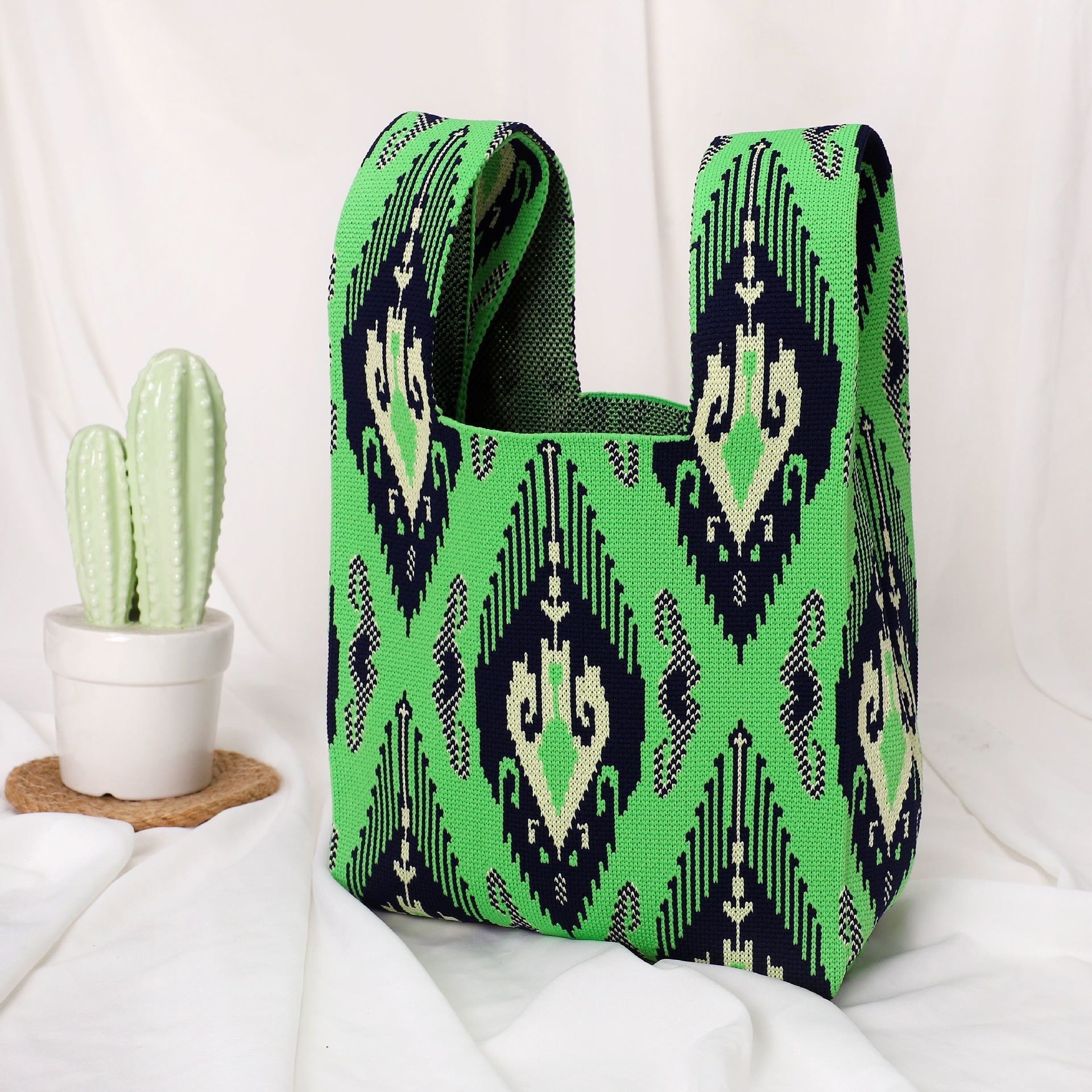 Petit sac en forme de flèche à motif losanges-bleu foncé-vert