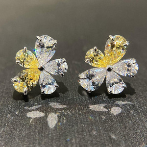 Orecchini a fiore bicolore da donna, accessori per l'orecchio semplici e alla moda per l'uso quotidiano - Product Image 1