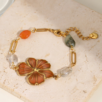 Bracelet de style rétro en acier inoxydable plaqué or 18 carats avec grand pendentif fleur émaillée et perles de pierre naturelle irrégulières