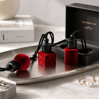 Botol Diffuser Parfum Mobil Silinder Kaca Mini Kain Beludru Merah Elegan dengan Tutup Hitam untuk Dekorasi Penyegar Udara Interior Mobil