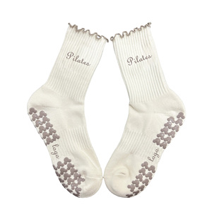 Chaussettes de Pilates antidérapantes à motif color block et bord festonné avec logo personnalisé pour le yoga et le sport - Product Image 1