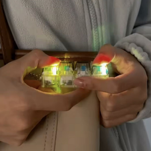 Portachiavi Personalizzabile a 4 Tasti con Keycap Trasparente e Resistente, Giocattolo Antistress per Adulti con LED e Logo Personalizzato - Product Image 4