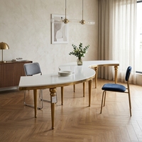 Table à manger de luxe moderne en forme de S avec pieds dorés, structure en acier inoxydable et plateau en marbre pour hôtels et mariages