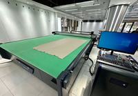 Machine de découpe de cuir véritable CNC 3030 à couteau oscillant avec caméra HD à haute résolution et positionnement visuel par projection
