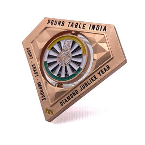 Monete commemorative con rotazione in smalto morbido a forma di diamante con moneta girevole placcata bicolore personalizzata da 50mm - Product Image 4