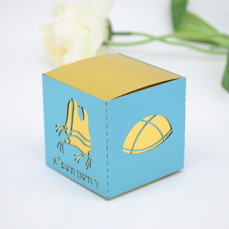 Scatola interna in oro metallizzato, manica di perle blu pino