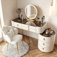 Table de toilette de luxe en bois massif et dalle de pierre, style moderne et minimaliste, avec rangement tendance Instagram
