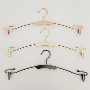 Venta al por Mayor de Perchas Metálicas para Pantalones para Tiendas de Ropa, Perchas para Tiendas de Lencería y Perchas de <span class=keywords><strong>Hierro</strong></span> <span class=keywords><strong>Forjado</strong></span> para Pantalones de Mujer - Product Image 1