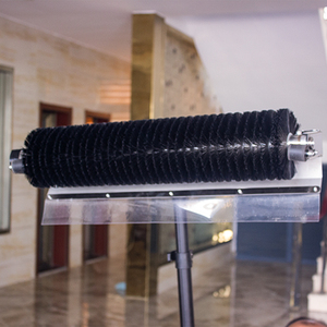 Brosse de nettoyage de panneaux photovoltaïques industriels personnalisée avec rouleau cylindrique en nylon et manche en alliage d'aluminium durable - Product Image 2