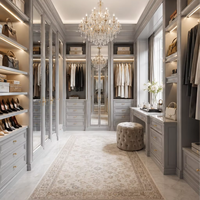 Dressing sur mesure de luxe avec portes vitrées, éclairage LED, coiffeuse, tiroirs et étagères à chaussures pour chambre de villa