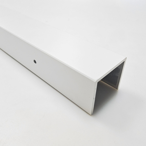 Perfil <span class=keywords><strong>de</strong></span> <span class=keywords><strong>Aluminio</strong></span> Serie 6000 T5 T6 en Forma <span class=keywords><strong>de</strong></span> U con Recubrimiento <span class=keywords><strong>de</strong></span> Polvo Blanco en un Lado y Acabado Mate en el Otro - Product Image 2