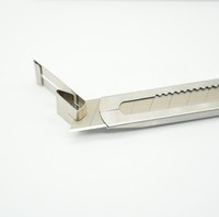 Coupeur de boîte à verrouillage automatique en acier à haute teneur en carbone de 18mm Couteau utilitaire en acier inoxydable Coupeur de papier supporté par l'OEM
