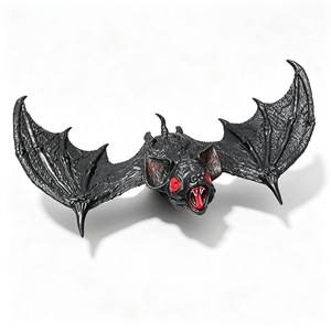 Colgante de murciélago gigante realista de Halloween con ojos rojos y colmillos, decoración de plástico para escenas de fiestas en casas embrujadas - Product Image 5