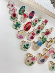 Venta al por mayor hermosa resina flor anillo resina real flor anillo para mujeres niñas