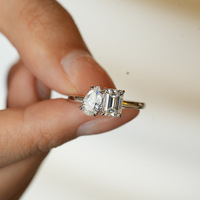 Cincin Kawin Moissanite Ganda Mewah Potongan Emerald Radiant 2 4 Karat Perak Sterling S925 Berlapis Emas Putih 18K untuk Perhiasan Wanita