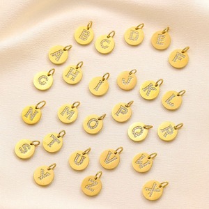 Dijes de letras del alfabeto con diseño de disco pavé |   Colgantes de Acero Inoxidable con Baño de Oro PVD de 18K y Circonitas con Iniciales para la Creación de Joyas |   Impermeable - Product Image 1