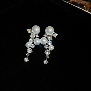 Eleganti Orecchini Pendenti con Perle Finte, Gioielli di Lusso Minimalisti per Donna, Accessori Chic da Cerimonia, Regalo Raffinato - Product Image 1