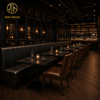 Meubles de restaurant haut de gamme Ron Group, banquette capitonnée en forme de U sur mesure, table carrée durable, chaise en cuir à dossier haut
