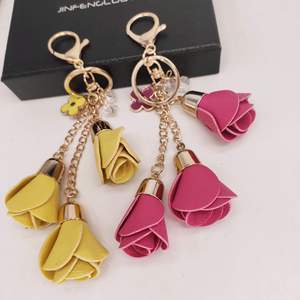 Porte-clés en cuir PU avec 3 roses, pendentif pour femme, breloque de sac à fleurs avec pompon, idéal pour les cadeaux - Product Image 2